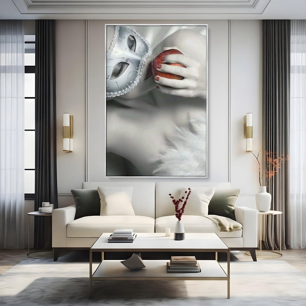 Tablou canvas cu tablou canvas cu masca si mar, in rama de aluminiu argintiu, pe perete intr-un living